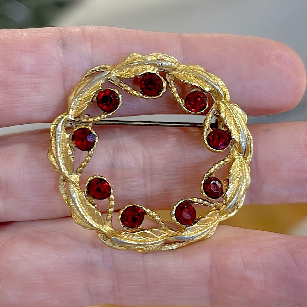 Vintage Wreath Ruby Red Rhinestone & Gold Tone Brooch Pin